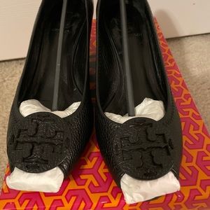 LIKE NEW Tory Burch Sally peep toe  in black leather and leather emblem. Size 7